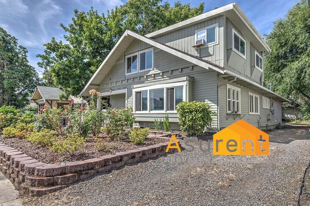 528 S Grape St, Unit Unit B in Medford, OR - Building Photo