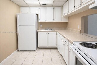 470 Executive Center Dr, Unit 0024 in West Palm Beach, FL - Foto de edificio - Building Photo