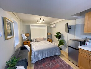 24 Warwick Rd, Unit B in Brookline, MA - Building Photo - Building Photo