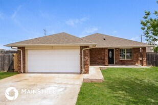 3700 Stable Cir in Mustang, OK - Building Photo