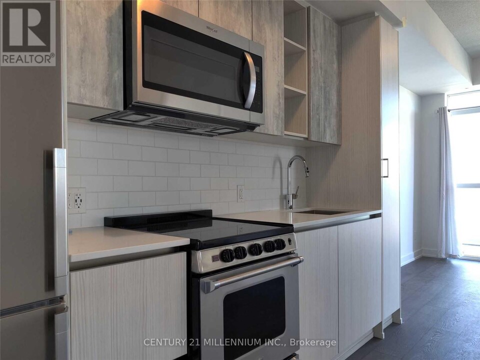 251-1251 Manitoba St in Toronto, ON - Building Photo