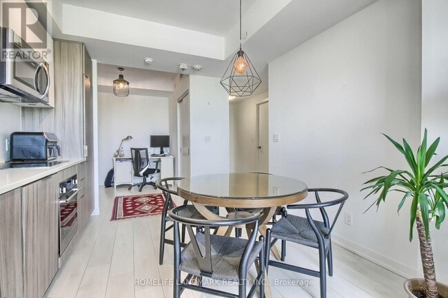 607-223 ST CLAIR Ave in Toronto, ON - Building Photo - Building Photo