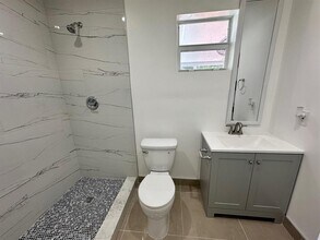 2300 SW 43rd Terrace in Fort Lauderdale, FL - Building Photo - Building Photo