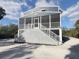 707 40th St W in Palmetto, FL - Building Photo