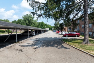 Four Seasons Apartments and Townhomes in Austintown, OH - Foto de edificio - Building Photo