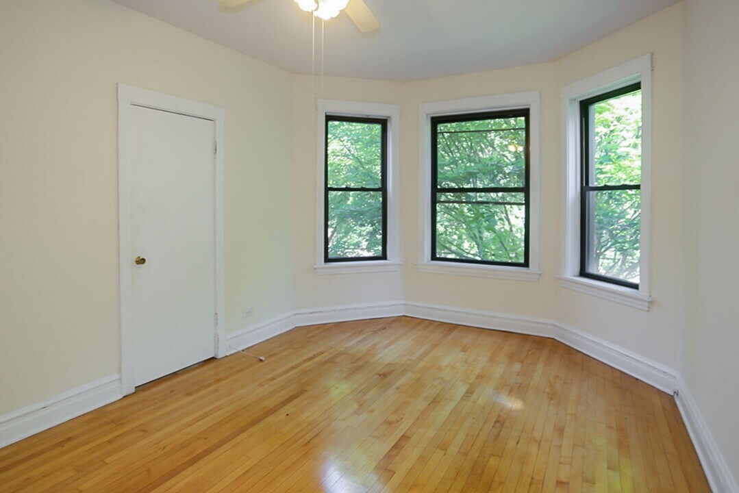 2326 N Southport Ave, Unit 2 in Chicago, IL - Building Photo