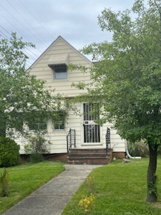 871 E 232 St in Euclid, OH - Foto de edificio