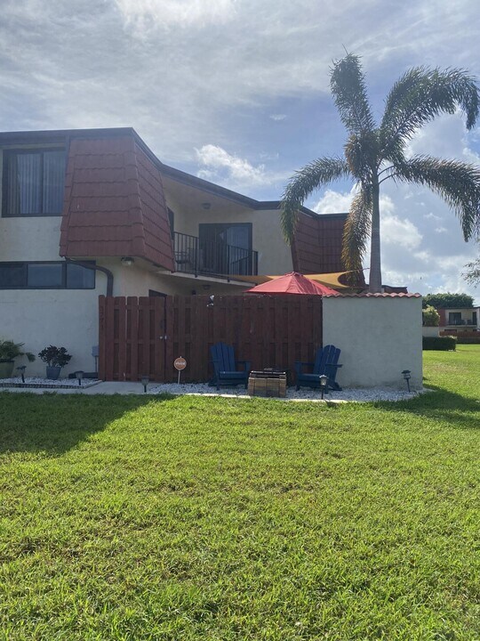 3771 Victoria Dr in West Palm Beach, FL - Building Photo