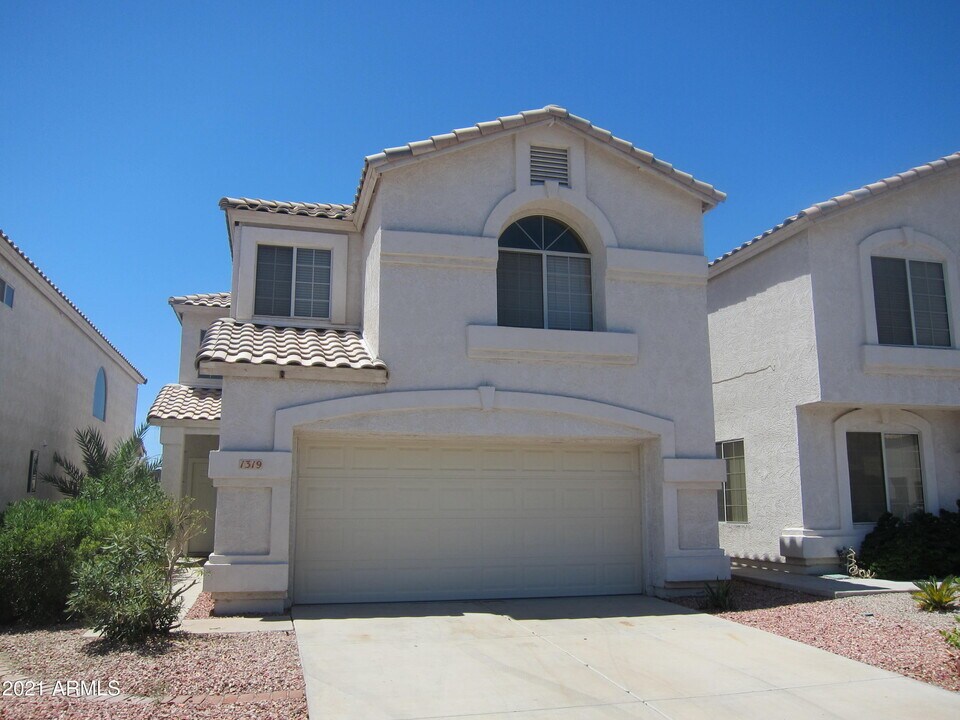 1319 E Cathedral Rock Dr in Phoenix, AZ - Building Photo