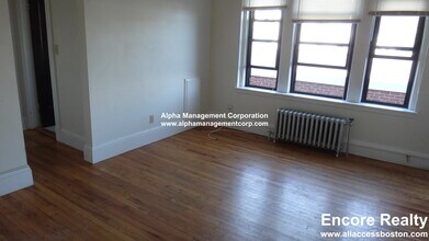 349 Pleasant St in Malden, MA - Foto de edificio - Building Photo