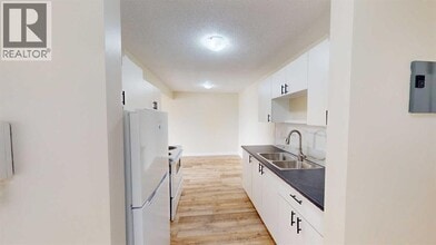 10222-10105 105 Ave in Grande Prairie, AB - Building Photo - Building Photo