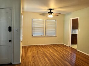 2513 Manor St in Bakersfield, CA - Foto de edificio - Building Photo