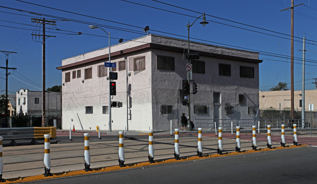 1526 E 1st St in Los Angeles, CA - Foto de edificio - Building Photo