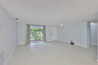 423 Flamingo Dr in Apollo Beach, FL - Building Photo - Building Photo