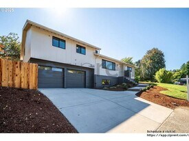 7640 SW Whitford Dr in Portland, OR - Building Photo