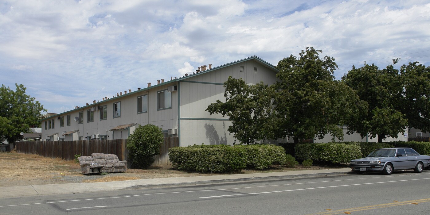 325 Birch St in Brentwood, CA - Building Photo