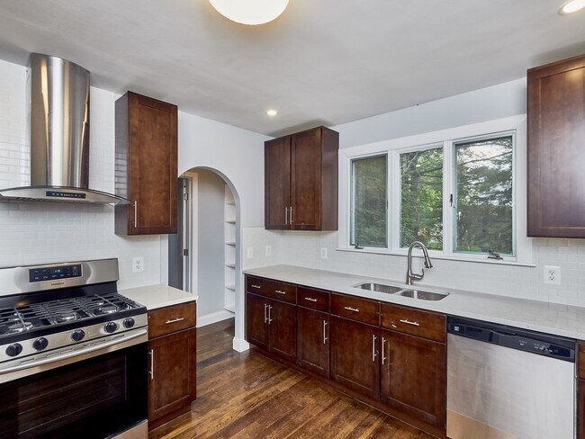 22-24 Cambria Rd, Unit #24 in Newton, MA - Foto de edificio - Building Photo