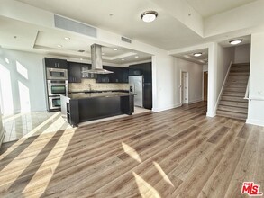 717 W Olympic Blvd in Los Angeles, CA - Building Photo - Building Photo
