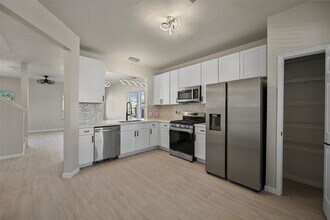 9718 Coyote Creek Dr in Houston, TX - Building Photo - Building Photo