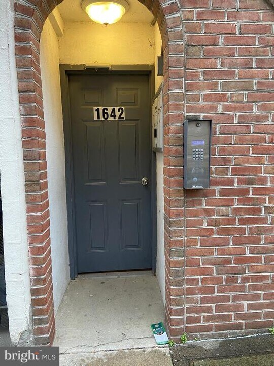 1642 Lombard St in Philadelphia, PA - Building Photo