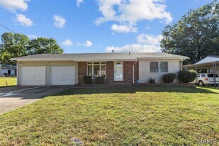 3205 Fleet Ln in St. Charles, MO - Building Photo