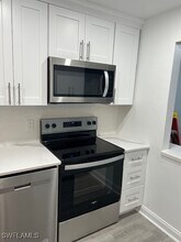 300 Forest Lakes Blvd in Naples, FL - Building Photo - Building Photo