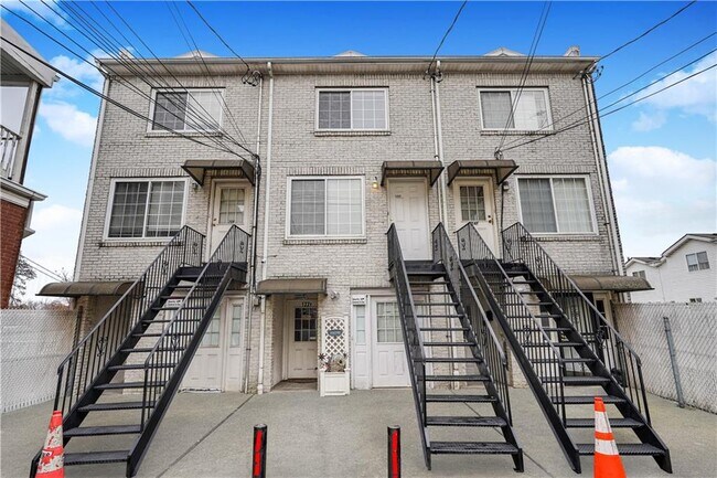 122 Fingerboard Rd-Unit -F in Staten Island, NY - Building Photo - Building Photo