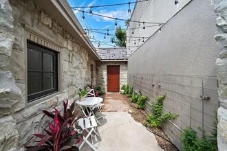 2707 Whitney St in Houston, TX - Building Photo - Building Photo