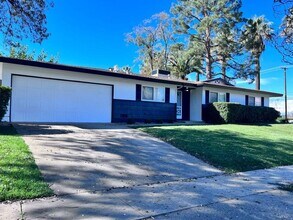 802 Hibiscus Dr in Redlands, CA - Building Photo - Building Photo