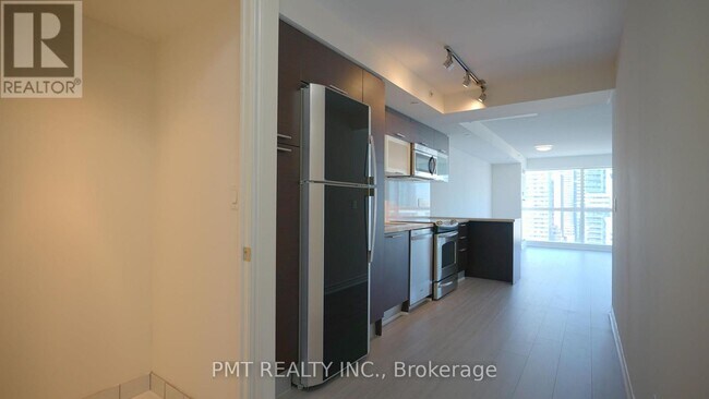 386 Yonge St in Toronto, ON - Building Photo - Building Photo