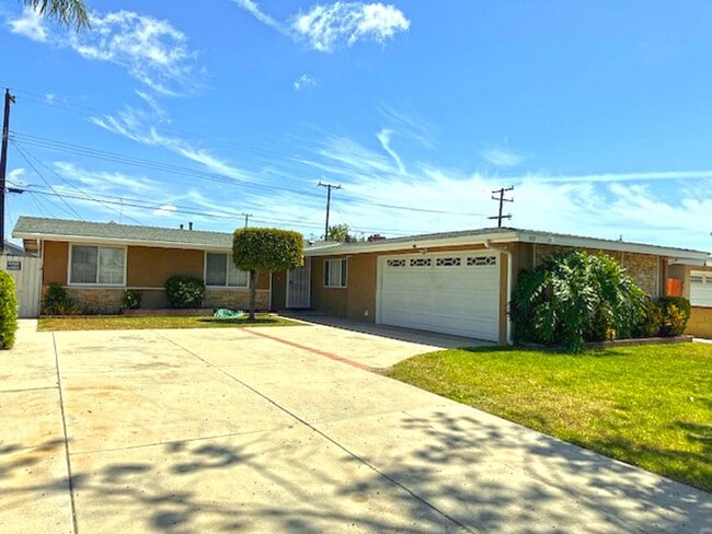 909 S Elliott Pl in Santa Ana, CA - Building Photo - Building Photo