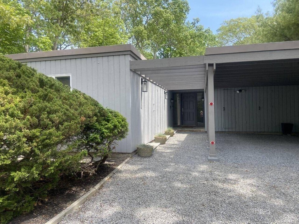 1A Beatrice Dr in Hampton Bays, NY - Building Photo