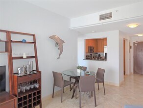 225 Collins Ave in Miami Beach, FL - Building Photo - Building Photo