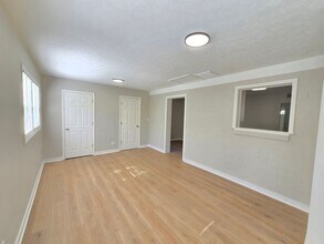 708 Glengarry Dr in Louisville, KY - Foto de edificio - Building Photo