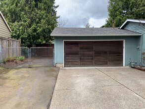8111 N Burrage Ave in Portland, OR - Building Photo - Building Photo