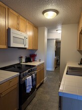 2225 Buchtel Blvd, Unit 703 in Denver, CO - Foto de edificio - Building Photo