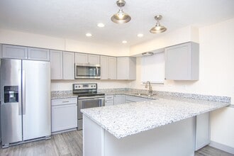 543 Applewood Dr in Centerville, UT - Building Photo - Building Photo