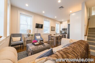 2044 Beacon St, Unit 1 in Newton, MA - Foto de edificio - Building Photo