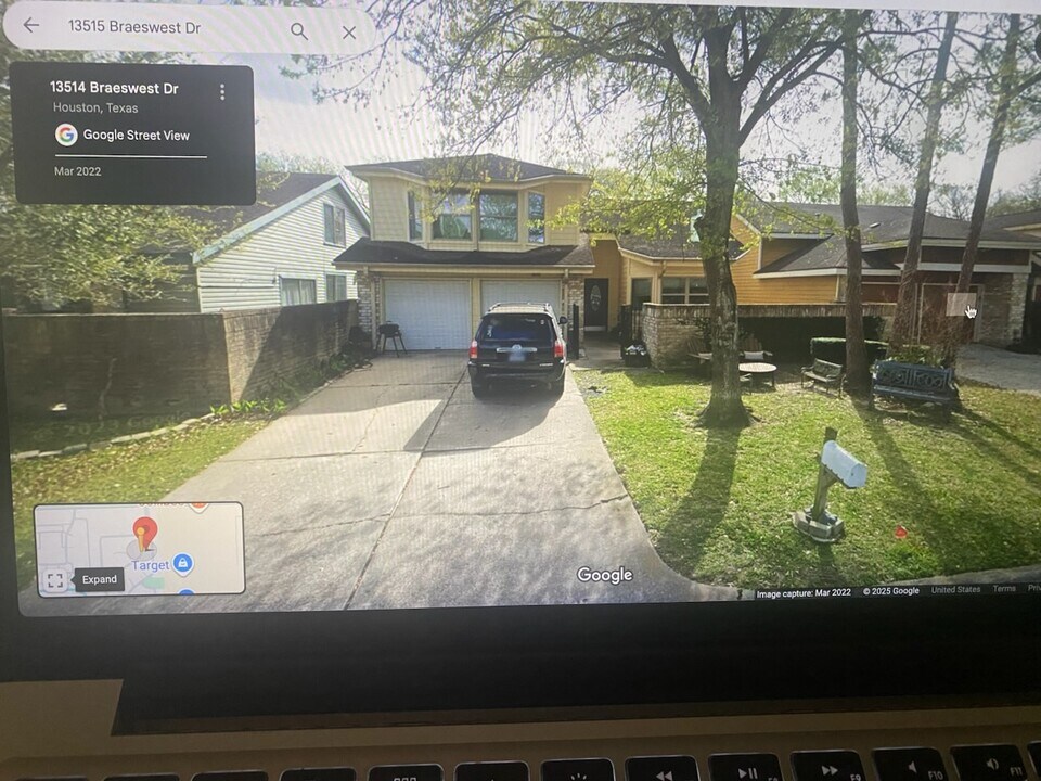 13515 Braeswest Dr in Houston, TX - Foto de edificio