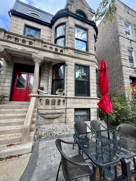 938 W Newport Ave in Chicago, IL - Building Photo