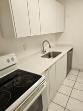 605 NW 72nd Ave in Miami, FL - Building Photo - Building Photo
