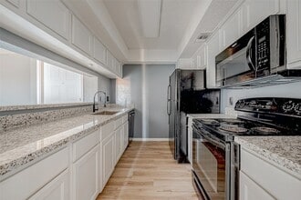 2830 S Bartell Dr, Unit 311 in Houston, TX - Foto de edificio - Building Photo