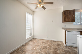 Granada Apartments in Yuba City, CA - Building Photo - Interior Photo