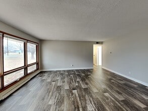 952 88th Ln NW in Coon Rapids, MN - Foto de edificio - Building Photo