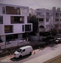 135 N Swall Dr in West Hollywood, CA - Building Photo - Building Photo