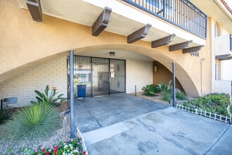 Carson Oakwood Apartments in Sherman Oaks, CA - Foto de edificio - Building Photo
