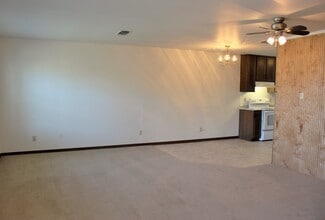 718 S Chappell Hill St in Brenham, TX - Building Photo - Building Photo