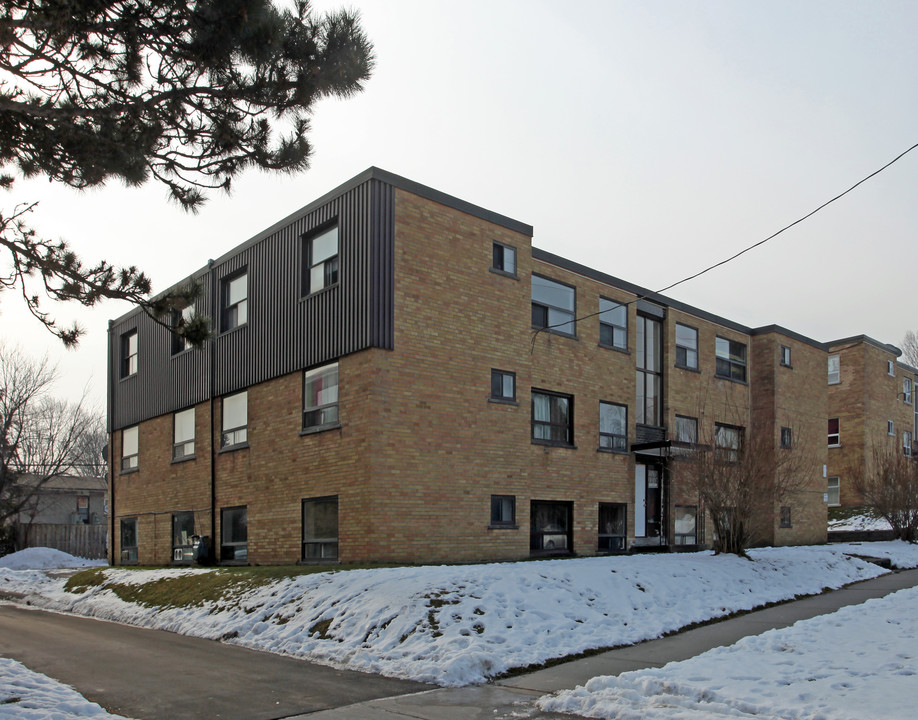 319 Adelaide Ave W in Oshawa, ON - Building Photo