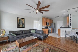 9201 Brodie Ln in Austin, TX - Foto de edificio - Building Photo