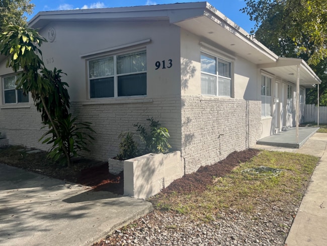 913 SW 4th Terrace in Hallandale Beach, FL - Building Photo - Building Photo
